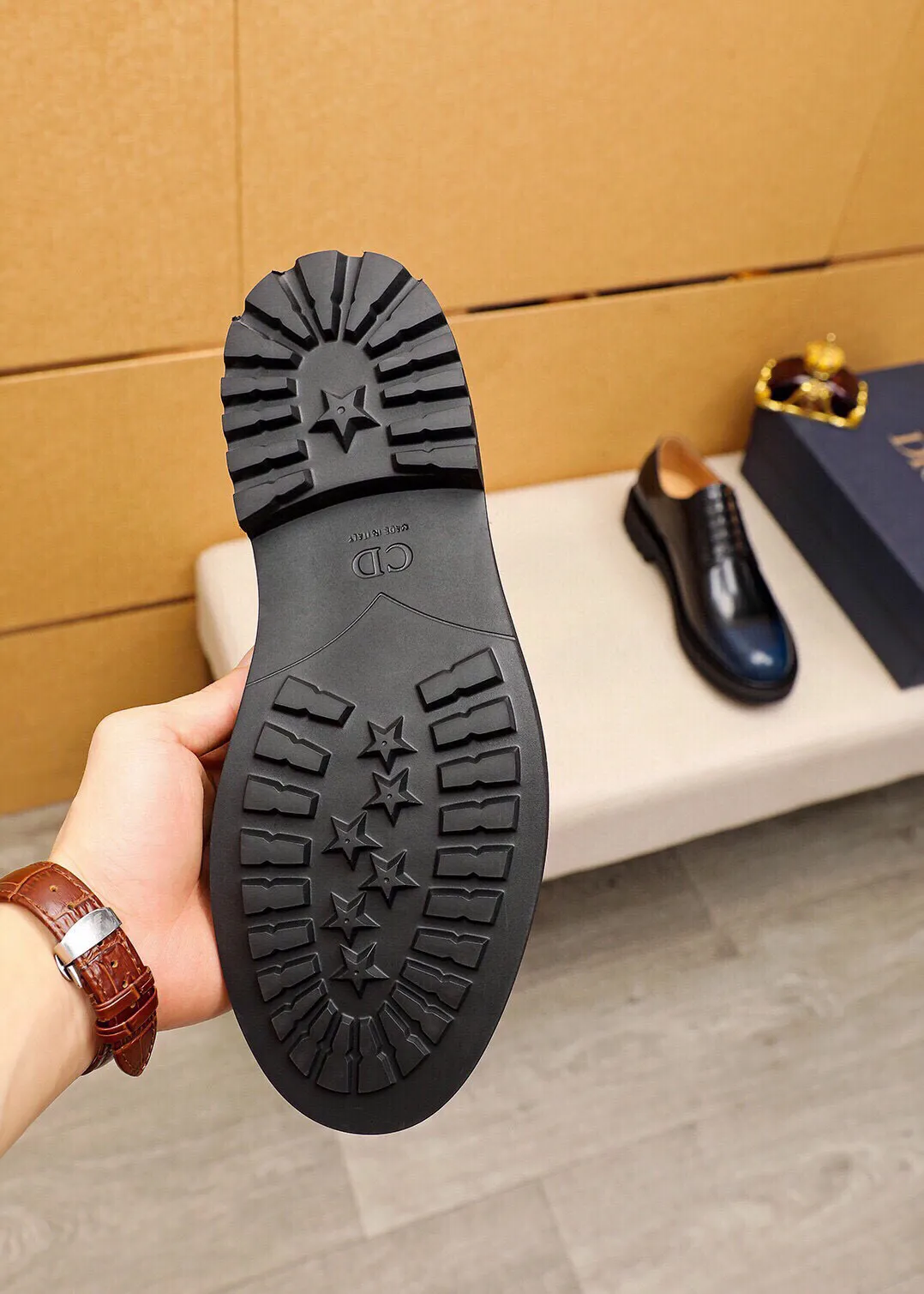 Men's shoes 💰580💐 Product trademark: Dior "Dior" business leather shoes Regular size: 39-44 (38.45🉑️customized) Product materials: Selected Italian imported first-layer open-edge beaded cowhide upper, imported water-dyed 🐂 cowhide lining. Strong three-dimensional visual effect, original outsole Color: 3 colors optional